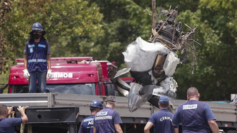 Sebuah pesawat kecil jatuh dan menghantam bus di Sao Paulo, Brasil pada Jumat (7/2) kemarin. (AP Photo/Ettore Chiereguini)