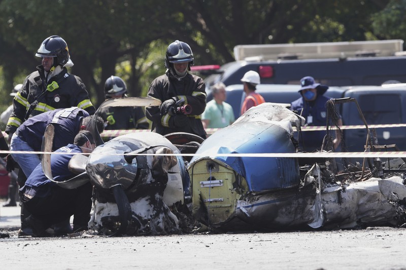 Sebuah pesawat kecil jatuh dan menghantam bus di Sao Paulo, Brasil pada Jumat (7/2) kemarin. (AP Photo/Ettore Chiereguini) Sebuah pesawat kecil jatuh dan menghantam bus di Sao Paulo, Brasil pada Jumat (7/2) kemarin. (AP Photo/Ettore Chiereguini)