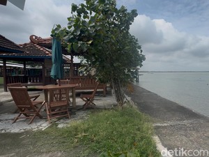 Nikmatnya Kulineran di Teluk Regol Rembang, Makan Sambil Memandang Laut Jawa