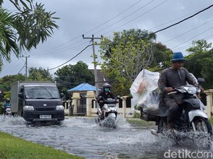 Hujan Angin Berhari-hari, Jalan Raya-Pasar di Mataram Terendam Banjir