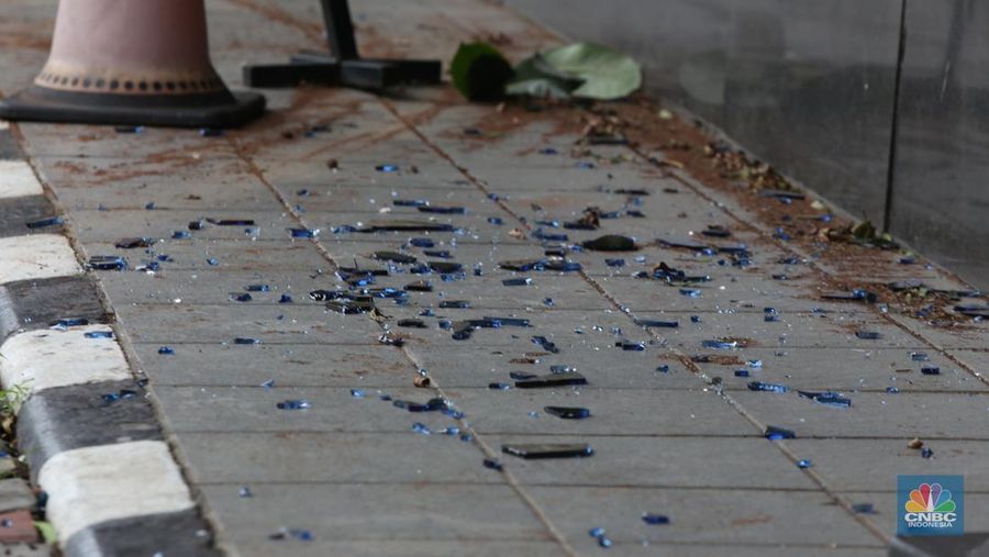 Garis polisi terpssang di depan ruang Biro Hubungan Masyarakat Kementerian ATR/BPN di Kebayoran Baru, Jakarta Selatan Minggu (9/2/2025). (CNBC Indonesia/Tias Budiarto)