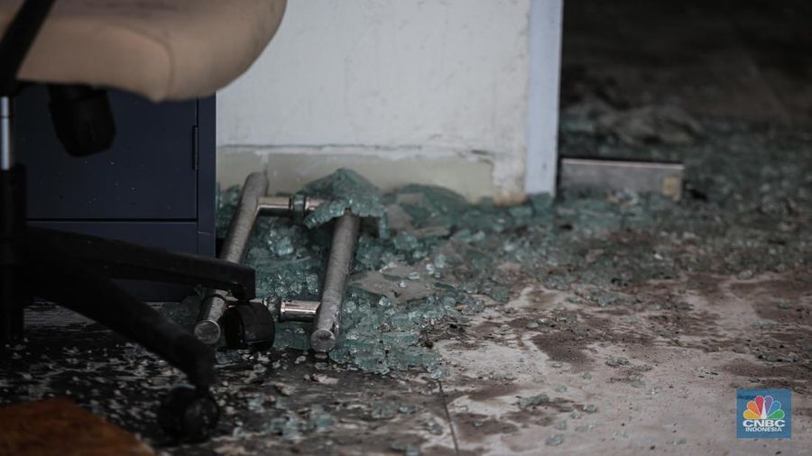 Garis polisi terpssang di depan ruang Biro Hubungan Masyarakat Kementerian ATR/BPN di Kebayoran Baru, Jakarta Selatan Minggu (9/2/2025). Garis polisi terpssang di depan ruang Biro Hubungan Masyarakat Kementerian ATR/BPN di Kebayoran Baru, Jakarta Selatan Minggu (9/2/2025). (CNBC Indonesia/Tias Budiarto)