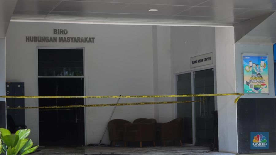 Garis polisi terpssang di depan ruang Biro Hubungan Masyarakat Kementerian ATR/BPN di Kebayoran Baru, Jakarta Selatan Minggu (9/2/2025). Garis polisi terpssang di depan ruang Biro Hubungan Masyarakat Kementerian ATR/BPN di Kebayoran Baru, Jakarta Selatan Minggu (9/2/2025). (CNBC Indonesia/Tias Budiarto)