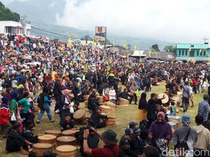 Tumplek Blek Warga Boyolali Banjiri Grebeg Sadranan di Cepogo