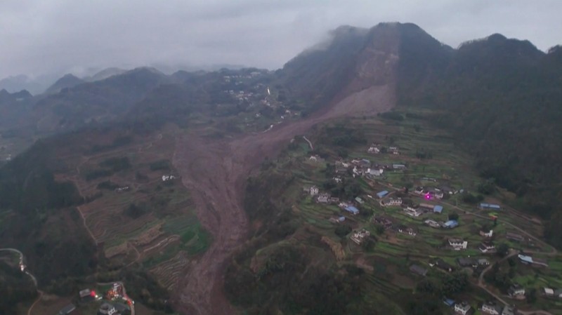 Longsor yang dipicu hujan lebat di Provinsi Sichuan, barat daya China, telah menewaskan sedikitnya satu orang dan menyebabkan hampir 30 orang hilang, menurut laporan media pemerintah pada Minggu (9/2/2025). (Tangkapan Layar Video CCTV/AFP)