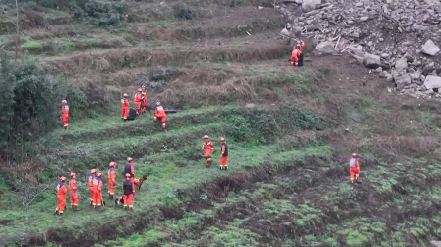 Longsor yang dipicu hujan lebat di Provinsi Sichuan, barat daya China, telah menewaskan sedikitnya satu orang dan menyebabkan hampir 30 orang hilang, menurut laporan media pemerintah pada Minggu (9/2/2025). Longsor yang dipicu hujan lebat di Provinsi Sichuan, barat daya China, telah menewaskan sedikitnya satu orang dan menyebabkan hampir 30 orang hilang, menurut laporan media pemerintah pada Minggu (9/2/2025). (Tangkapan Layar Video CCTV/AFP)