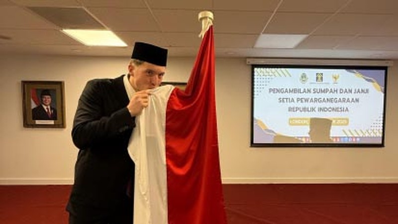Ole Romeny, Tim Geypens dan Dion Markx resmi menjadi Warga Negara Indonesia (WNI) setelah pada Sabtu (8/2/2025) di London, Inggris melakukan sumpah setia menjadi warga negara Indonesia. Ole Romeny, Tim Geypens dan Dion Markx resmi menjadi Warga Negara Indonesia (WNI) setelah pada Sabtu (8/2/2025) di London, Inggris melakukan sumpah setia menjadi warga negara Indonesia. (Dok. PSSI)