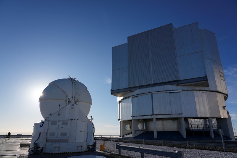 Sinar laser meninggalkan kubah Teleskop Teleskop Sangat Besar (VLT) European Southern Observatory (ESO) di Observatorium Paranal di gurun Atacama, Cile, 25 Januari 2025. (REUTERS/Rodrigo Gutierrez)