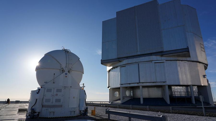 Sinar laser meninggalkan kubah Teleskop Teleskop Sangat Besar (VLT) European Southern Observatory (ESO) di Observatorium Paranal di gurun Atacama, Cile, 25 Januari 2025. (REUTERS/Rodrigo Gutierrez)