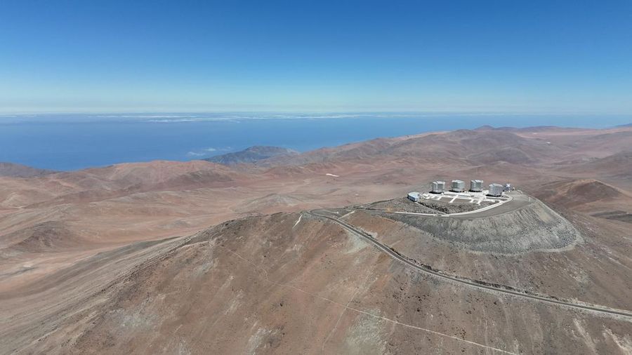 Sinar laser meninggalkan kubah Teleskop Teleskop Sangat Besar (VLT) European Southern Observatory (ESO) di Observatorium Paranal di gurun Atacama, Cile, 25 Januari 2025. (REUTERS/Rodrigo Gutierrez)