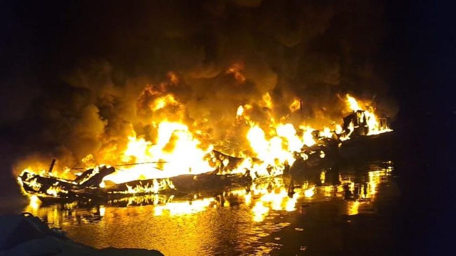 Petugas damkar saat memadamkan kapal terbakar di dermaga Ancol. (Dok.Damkar Jakarta Utara via Detikcom)