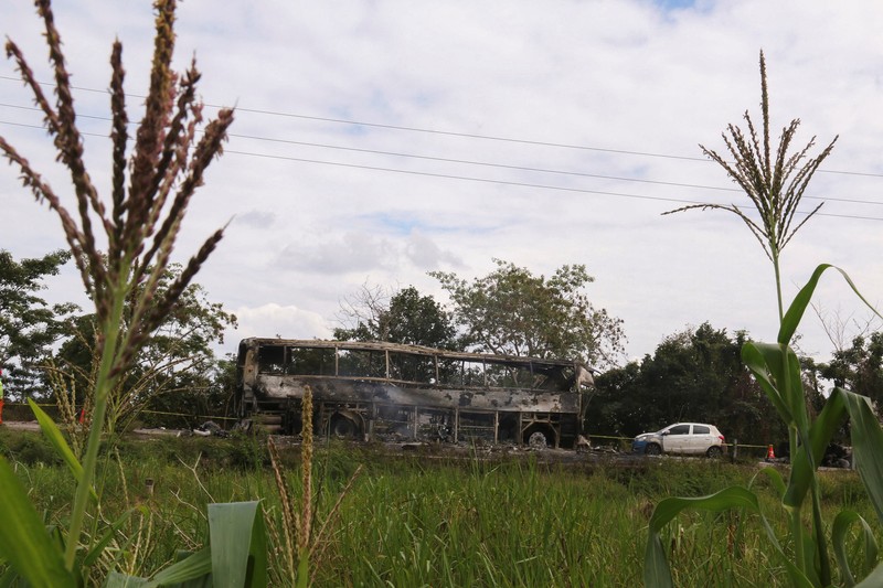 Sebuah bus yang terbakar terlihat setelah bertabrakan dengan sebuah trailer selama perjalanannya dari Cancun ke Tabasco, di mana orang-orang meninggal dalam kecelakaan itu, menurut media lokal, di dekat Escarcega, negara bagian Campeche di Meksiko selatan 8 Februari 2025. Sebuah bus yang terbakar terlihat setelah bertabrakan dengan sebuah trailer selama perjalanannya dari Cancun ke Tabasco, di mana orang-orang meninggal dalam kecelakaan itu, menurut media lokal, di dekat Escarcega, negara bagian Campeche di Meksiko selatan 8 Februari 2025. (REUTERS/Luis Manuel Lopez)