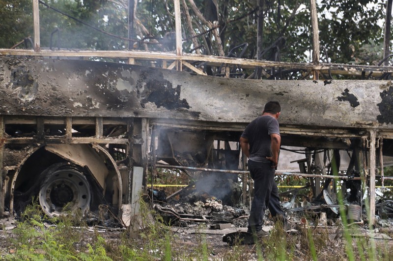 Sebuah bus yang terbakar terlihat setelah bertabrakan dengan sebuah trailer selama perjalanannya dari Cancun ke Tabasco, di mana orang-orang meninggal dalam kecelakaan itu, menurut media lokal, di dekat Escarcega, negara bagian Campeche di Meksiko selatan 8 Februari 2025. Sebuah bus yang terbakar terlihat setelah bertabrakan dengan sebuah trailer selama perjalanannya dari Cancun ke Tabasco, di mana orang-orang meninggal dalam kecelakaan itu, menurut media lokal, di dekat Escarcega, negara bagian Campeche di Meksiko selatan 8 Februari 2025. (REUTERS/Luis Manuel Lopez)
