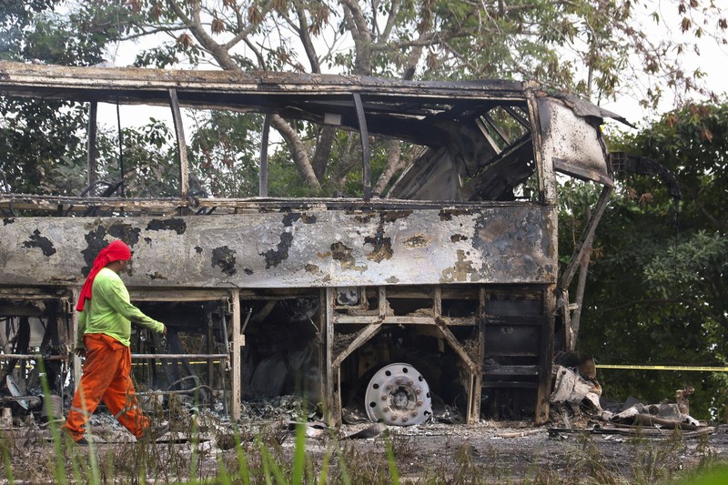 Sebuah bus yang terbakar terlihat setelah bertabrakan dengan sebuah trailer selama perjalanannya dari Cancun ke Tabasco, di mana orang-orang meninggal dalam kecelakaan itu, menurut media lokal, di dekat Escarcega, negara bagian Campeche di Meksiko selatan 8 Februari 2025. Sebuah bus yang terbakar terlihat setelah bertabrakan dengan sebuah trailer selama perjalanannya dari Cancun ke Tabasco, di mana orang-orang meninggal dalam kecelakaan itu, menurut media lokal, di dekat Escarcega, negara bagian Campeche di Meksiko selatan 8 Februari 2025. (REUTERS/Luis Manuel Lopez)