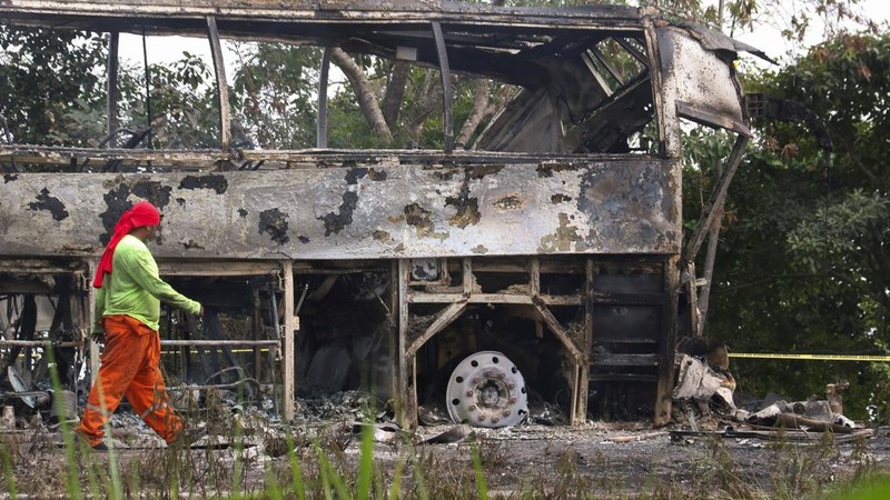 Sebuah bus yang terbakar terlihat setelah bertabrakan dengan sebuah trailer selama perjalanannya dari Cancun ke Tabasco, di mana orang-orang meninggal dalam kecelakaan itu, menurut media lokal, di dekat Escarcega, negara bagian Campeche di Meksiko selatan 8 Februari 2025. (REUTERS/Luis Manuel Lopez)