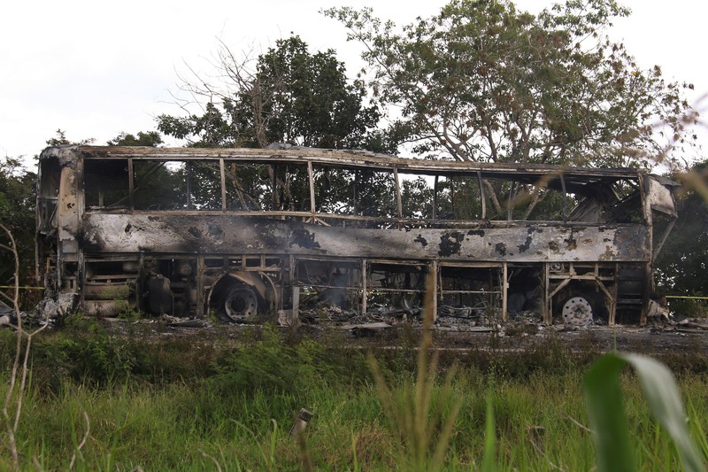 Sebuah bus yang terbakar terlihat setelah bertabrakan dengan sebuah trailer selama perjalanannya dari Cancun ke Tabasco, di mana orang-orang meninggal dalam kecelakaan itu, menurut media lokal, di dekat Escarcega, negara bagian Campeche di Meksiko selatan 8 Februari 2025. (REUTERS/Luis Manuel Lopez)