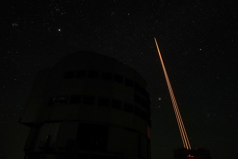 Sinar laser meninggalkan kubah Teleskop Teleskop Sangat Besar (VLT) European Southern Observatory (ESO) di Observatorium Paranal di gurun Atacama, Cile, 25 Januari 2025. (REUTERS/Rodrigo Gutierrez)
