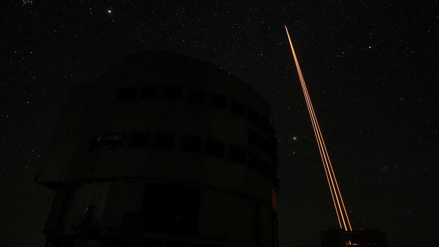 Sinar laser meninggalkan kubah Teleskop Teleskop Sangat Besar (VLT) European Southern Observatory (ESO) di Observatorium Paranal di gurun Atacama, Cile, 25 Januari 2025. (REUTERS/Rodrigo Gutierrez)