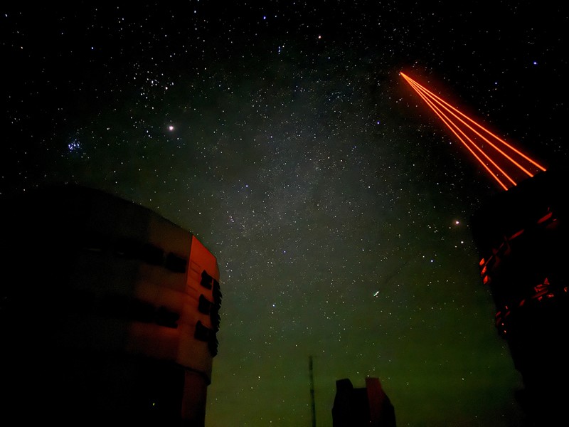 Sinar laser meninggalkan kubah Teleskop Teleskop Sangat Besar (VLT) European Southern Observatory (ESO) di Observatorium Paranal di gurun Atacama, Cile, 25 Januari 2025. Sinar laser meninggalkan kubah Teleskop Teleskop Sangat Besar (VLT) European Southern Observatory (ESO) di Observatorium Paranal di gurun Atacama, Cile, 25 Januari 2025. (REUTERS/Rodrigo Gutierrez)