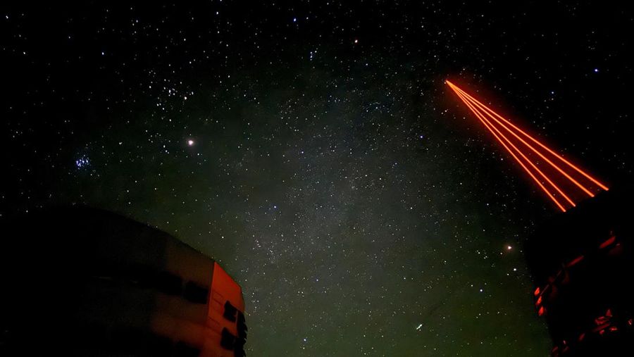 Sinar laser meninggalkan kubah Teleskop Teleskop Sangat Besar (VLT) European Southern Observatory (ESO) di Observatorium Paranal di gurun Atacama, Cile, 25 Januari 2025. (REUTERS/Rodrigo Gutierrez)