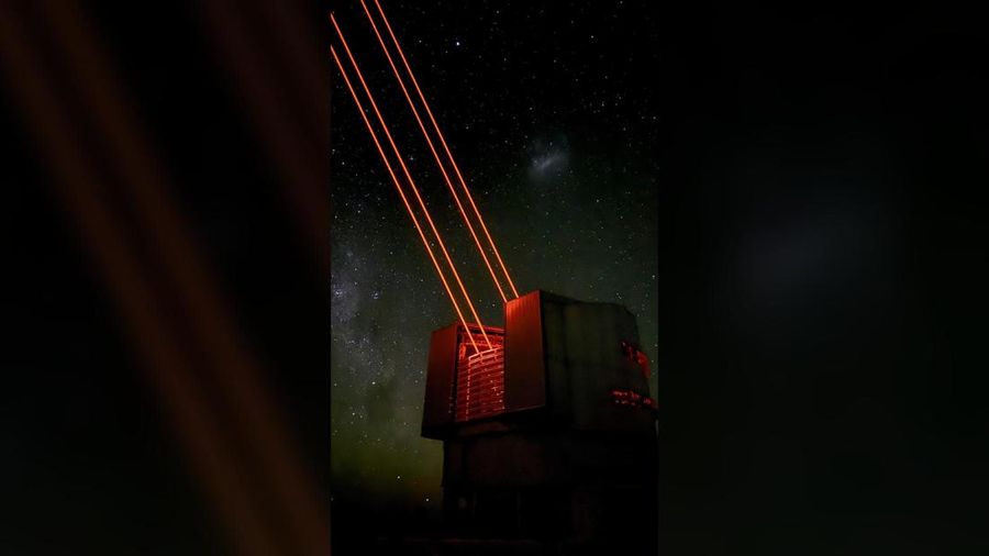 Sinar laser meninggalkan kubah Teleskop Teleskop Sangat Besar (VLT) European Southern Observatory (ESO) di Observatorium Paranal di gurun Atacama, Cile, 25 Januari 2025. (REUTERS/Rodrigo Gutierrez)