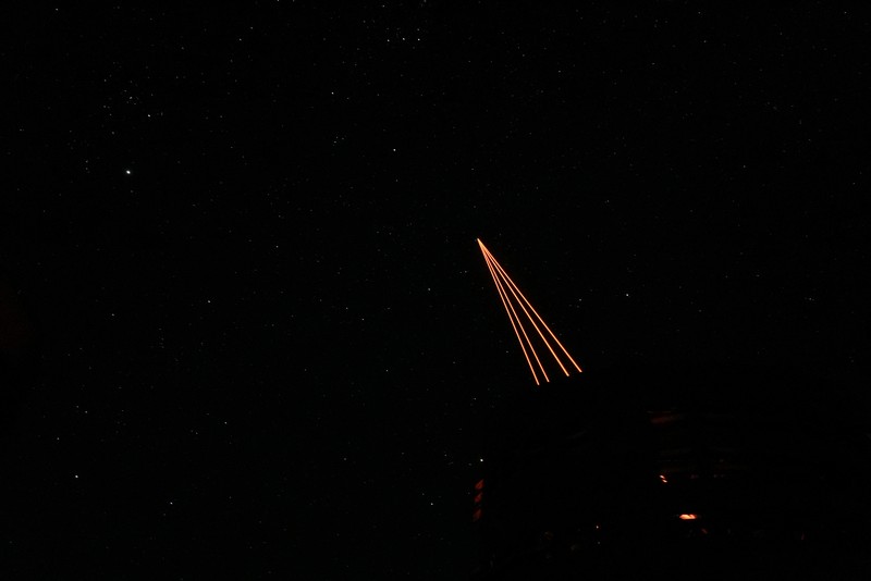 Sinar laser meninggalkan kubah Teleskop Teleskop Sangat Besar (VLT) European Southern Observatory (ESO) di Observatorium Paranal di gurun Atacama, Cile, 25 Januari 2025. (REUTERS/Rodrigo Gutierrez)
