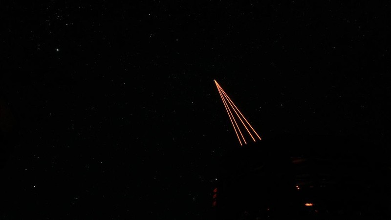 Sinar laser meninggalkan kubah Teleskop Teleskop Sangat Besar (VLT) European Southern Observatory (ESO) di Observatorium Paranal di gurun Atacama, Cile, 25 Januari 2025. (REUTERS/Rodrigo Gutierrez)
