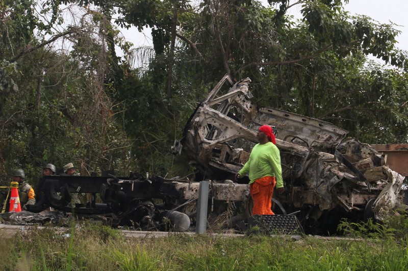 Sebuah bus yang terbakar terlihat setelah bertabrakan dengan sebuah trailer selama perjalanannya dari Cancun ke Tabasco, di mana orang-orang meninggal dalam kecelakaan itu, menurut media lokal, di dekat Escarcega, negara bagian Campeche di Meksiko selatan 8 Februari 2025. Sebuah bus yang terbakar terlihat setelah bertabrakan dengan sebuah trailer selama perjalanannya dari Cancun ke Tabasco, di mana orang-orang meninggal dalam kecelakaan itu, menurut media lokal, di dekat Escarcega, negara bagian Campeche di Meksiko selatan 8 Februari 2025. (REUTERS/Luis Manuel Lopez)