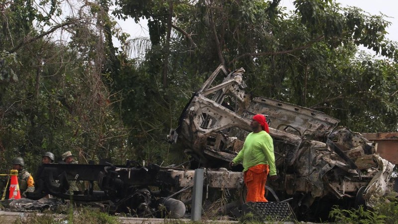 Sebuah bus yang terbakar terlihat setelah bertabrakan dengan sebuah trailer selama perjalanannya dari Cancun ke Tabasco, di mana orang-orang meninggal dalam kecelakaan itu, menurut media lokal, di dekat Escarcega, negara bagian Campeche di Meksiko selatan 8 Februari 2025. (REUTERS/Luis Manuel Lopez)