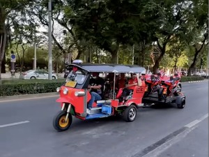 Tiba di Thailand, Motor Marc Marquez dkk Diangkut Pakai Tuk Tuk