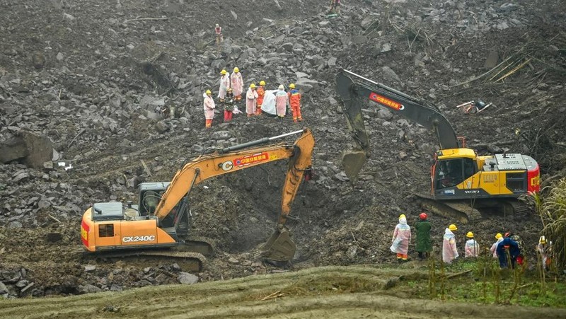 Longsor yang dipicu hujan lebat di Provinsi Sichuan, barat daya China, telah menewaskan sedikitnya satu orang dan menyebabkan hampir 30 orang hilang, menurut laporan media pemerintah pada Minggu (9/2/2025). (Tangkapan Layar Video CCTV/AFP)