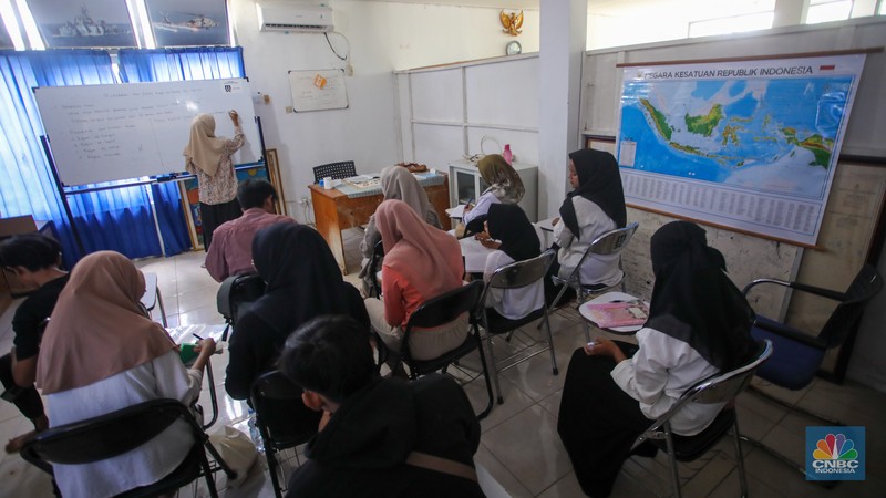 Warga pesisir mengikuti pembelajaran di PKBM Terbit Terang, Teluknaga, Kabupaten Tangerang, Banten, Minggu (9/2/2025). (CNBC Indonesia/Faisal Rahman)
