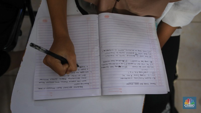 Warga pesisir mengikuti pembelajaran di PKBM Terbit Terang, Teluknaga, Kabupaten Tangerang, Banten, Minggu (9/2/2025). (CNBC Indonesia/Faisal Rahman)