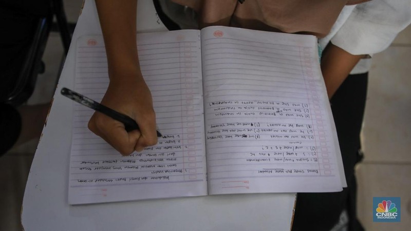 Warga pesisir mengikuti pembelajaran di PKBM Terbit Terang, Teluknaga, Kabupaten Tangerang, Banten, Minggu (9/2/2025). (CNBC Indonesia/Faisal Rahman)