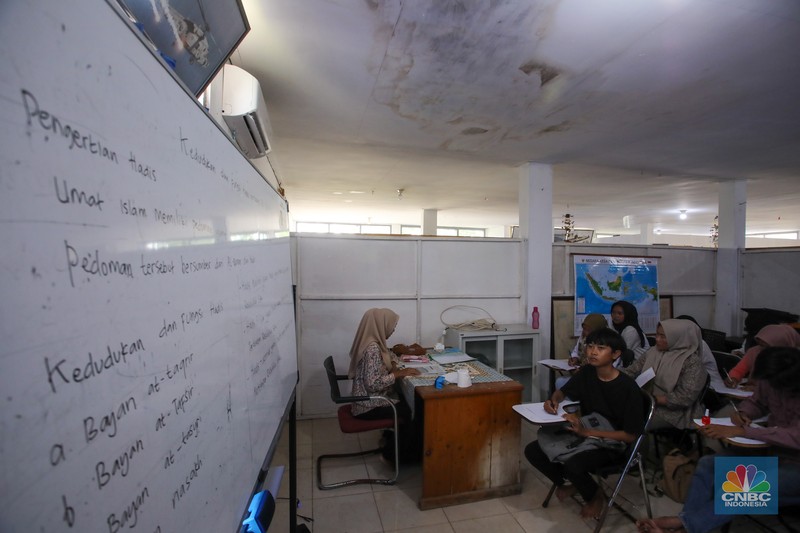 Warga pesisir mengikuti pembelajaran di PKBM Terbit Terang, Teluknaga, Kabupaten Tangerang, Banten, Minggu (9/2/2025). (CNBC Indonesia/Faisal Rahman)