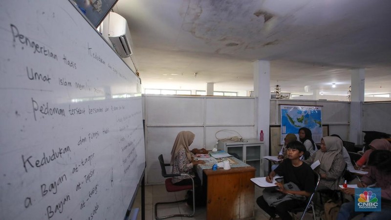 Warga pesisir mengikuti pembelajaran di PKBM Terbit Terang, Teluknaga, Kabupaten Tangerang, Banten, Minggu (9/2/2025). (CNBC Indonesia/Faisal Rahman)