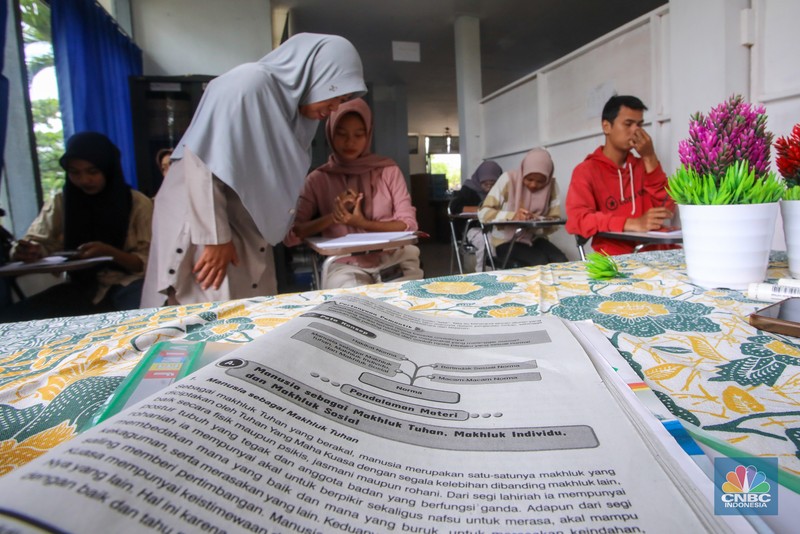 Warga pesisir mengikuti pembelajaran di PKBM Terbit Terang, Teluknaga, Kabupaten Tangerang, Banten, Minggu (9/2/2025). (CNBC Indonesia/Faisal Rahman)