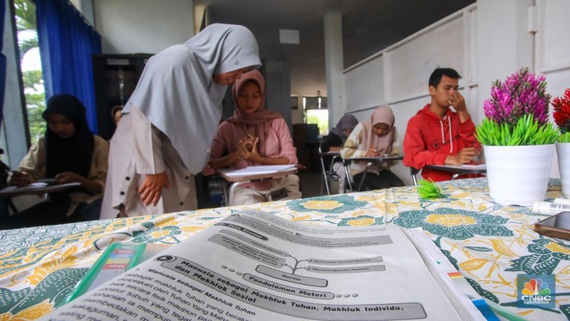 Warga pesisir mengikuti pembelajaran di PKBM Terbit Terang, Teluknaga, Kabupaten Tangerang, Banten, Minggu (9/2/2025). (CNBC Indonesia/Faisal Rahman)