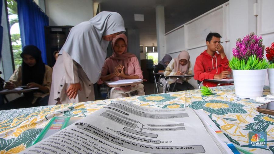 Warga pesisir mengikuti pembelajaran di PKBM Terbit Terang, Teluknaga, Kabupaten Tangerang, Banten, Minggu (9/2/2025). Warga pesisir mengikuti pembelajaran di PKBM Terbit Terang, Teluknaga, Kabupaten Tangerang, Banten, Minggu (9/2/2025). (CNBC Indonesia/Faisal Rahman)