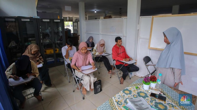 Warga pesisir mengikuti pembelajaran di PKBM Terbit Terang, Teluknaga, Kabupaten Tangerang, Banten, Minggu (9/2/2025). (CNBC Indonesia/Faisal Rahman)