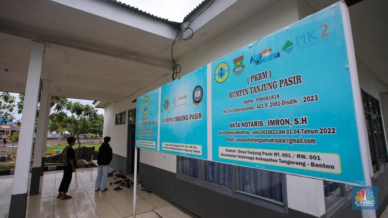 Warga pesisir mengikuti pembelajaran di PKBM Terbit Terang, Teluknaga, Kabupaten Tangerang, Banten, Minggu (9/2/2025). (CNBC Indonesia/Faisal Rahman)