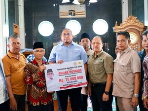 Andre Rosiade Beri Bantuan Rp 75 Juta ke Masjid Quba Kampung Pinang Padang