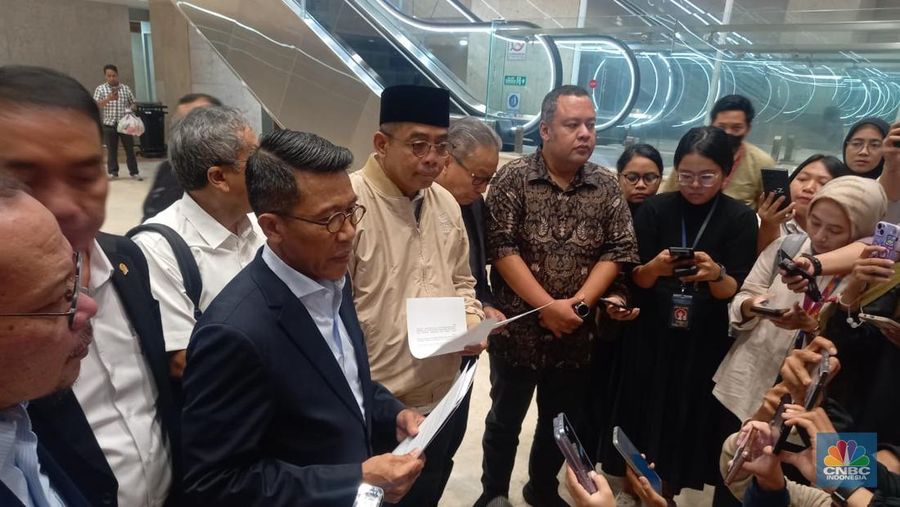 Dirjen Pajak Suryo Utomo dan Ketua Komisi XI DPR Misbakhun memberikan keterangan pers usai rapat membahas Coretax System, di Gedung DPR, Jakarta, Senin (10/2/2025). (CNBC Indonesia/Arrijal Rachman)