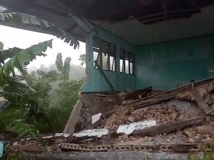 Sekolah Rusak Dihantam Longsor, Siswa SDN Fatululat Kupang Diliburkan