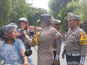 Hari Pertama Operasi Keselamatan, Polres Trenggalek Bagi-bagi Helm Gratis