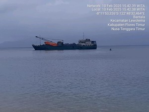 KM Tefelink Angkut 17 Orang Kandas di Perairan Flores Timur
