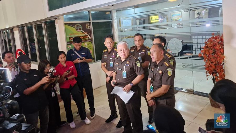 Kapuspenkum Kejagung Harli Siregar melakukan konferensi pers terkait penggeledahan kantor Ditjen Migas, di Gedung Kejagung, Senin (10/02/2025). (CNBC Indonesia/Verda Nano Setiawan)