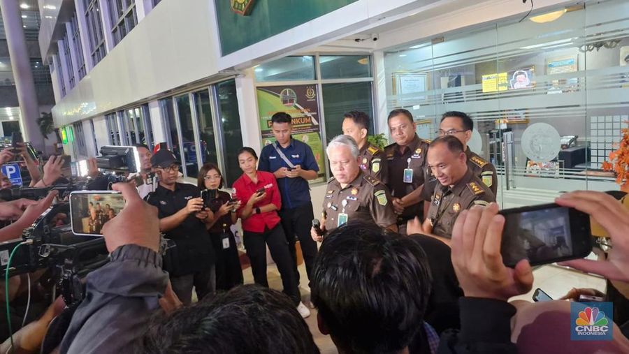 Kapuspenkum Kejagung Harli Siregar melakukan konferensi pers terkait penggeledahan kantor Ditjen Migas, di Gedung Kejagung, Senin (10/02/2025). (CNBC Indonesia/Verda Nano Setiawan)