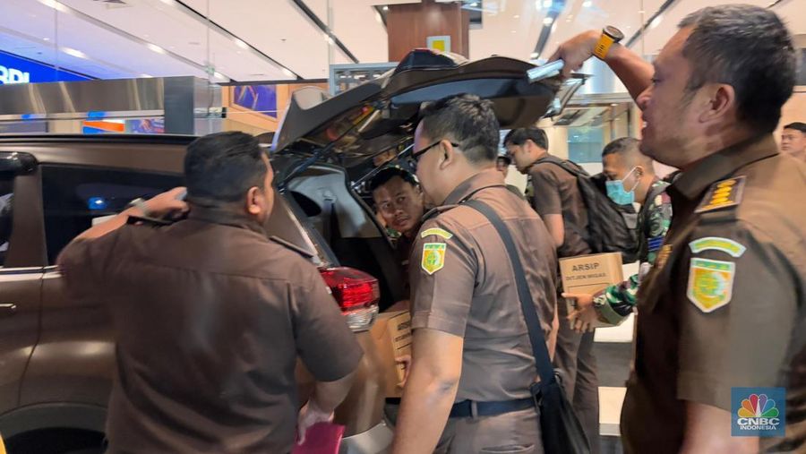 Kejagung membawa dokumen dari penggeledahan di Kantor Ditjen Migas, Senin (10/02/2025). (CNBC Indonesia/Firda Dwi Muliawati)