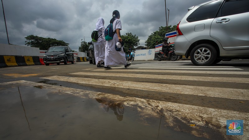 Kendaraan melintas saat penerapan rekayasa lalu lintas di kawasan Manggarai, Jakarta, Senin (10/2/2025). (CNBC Indonesia/Faisal Rahman)
